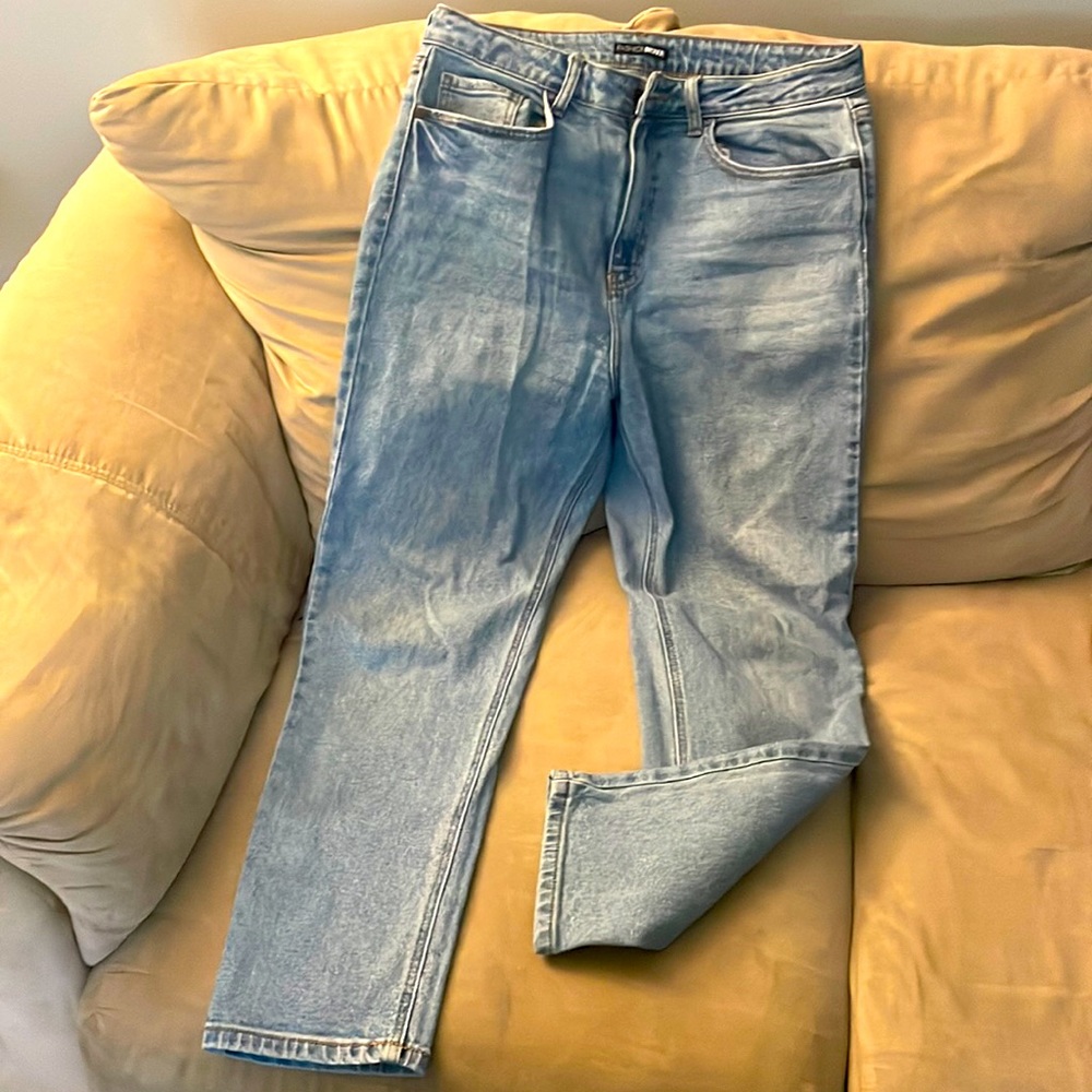 Fashion Nova, Tapered straight-legged ankle jeans. Stone washed.